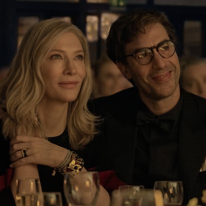 Cate Blanchett y Sacha Baron Cohen, en la serie 'Observada' en una imagen cedida por Apple TV+.