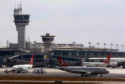 Aviones de Turkish Airlines en el aeropuerto internacional de Ataturk en Estambul, Turquía,