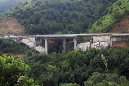 Estado del viaducto de O Castro en la A-6, a la altura de la localidad leonesa de Vega de Valcarce, tras sufrir el segundo derrumbe ayer jueves por la tarde.