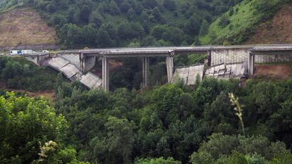 Estado del viaducto de O Castro en la A-6, a la altura de la localidad leonesa de Vega de Valcarce, tras sufrir el segundo derrumbe ayer jueves por la tarde.