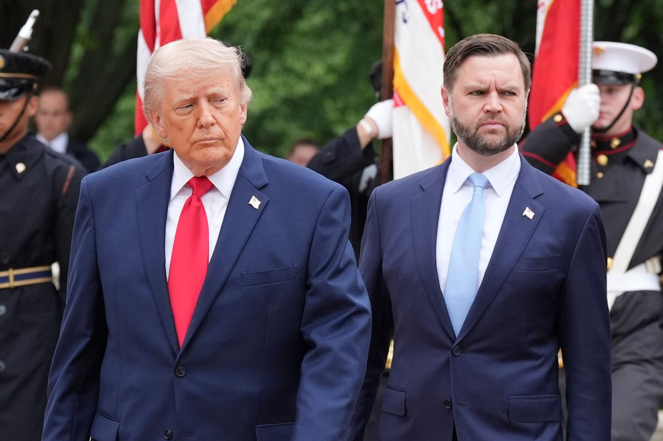 Trump anuncia un plan antifraude para recompensar a los delatores mientras arrecian las acusaciones que le acusan de corrupción