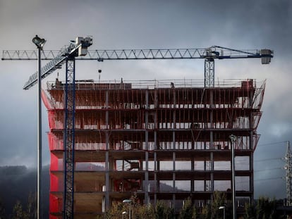 Un edificio en construcción.