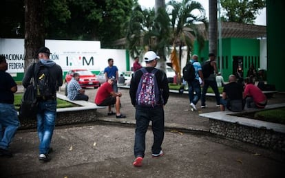 Migrantes cubanos esperan su salvoconducto  delante de la estaci&oacute;n Migratoria Siglo XXI  en Tapachula, Chiapas, M&eacute;xico 2015