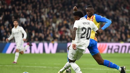 Vinicius Junior marca el segundo gol del Real Madrid ante el Valencia, en el Santiago Bernabéu este jueves.