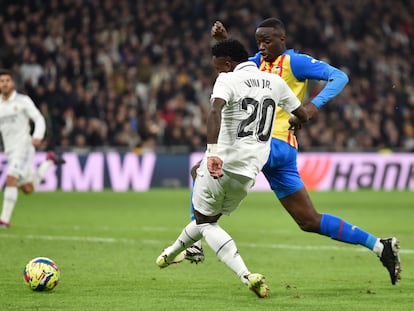 Vinicius Junior marca el segundo gol del Real Madrid ante el Valencia, en el Santiago Bernabéu este jueves.