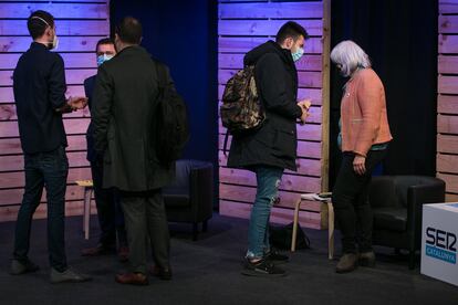 Pere Aragonès  y Dolors Sabater junto con asesores y el periodista Pablo Tallón en el debate de la cadena SER.