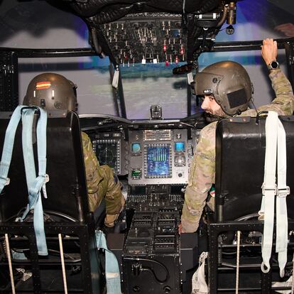 Dos militares practican en un simulador de vuelo, en la Base de las Fuerzas Aeromóviles del Ejército de Tierra, a 8 de abril de 2025, en Colmenar Viejo, Madrid (España). Robles ha presidido la entrega del último Chinook modernizado CH47 F en la Base de las Fuerzas Aeromóviles del Ejército de Tierra. Tras el acto, visita el Centro de Simulación de la Academia de Aviación del Ejército de Tierra.
08 ABRIL 2025
Jesús Hellín / Europa Press
08/04/2025