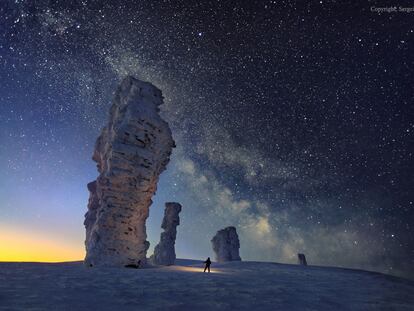 La Vía Láctea, vista desde la formación rocosa de los Urales denominada Manpupunior o Siete Hombres Fuertes.