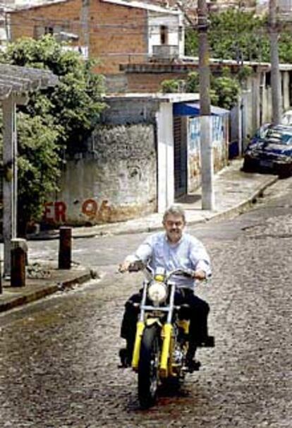 Pasqual Maragall conduciendo una motocicleta en São Paulo.