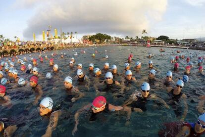 Triatletas aficionados esperan el inicio de la prueba de natación, 3,86 km.