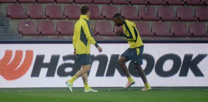 Bakambu entrena en Praga junto a Soldado.