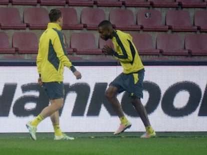 Bakambu entrena en Praga junto a Soldado.