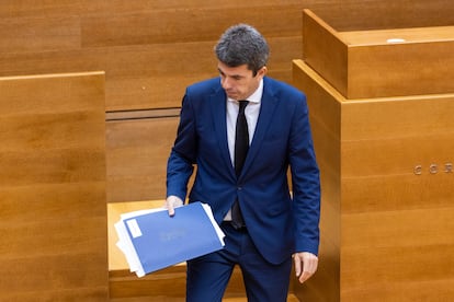 El presidente de la Generalitat Valenciana, Carlos Mazón, tras su comparecencia en las Cortes valencianas.