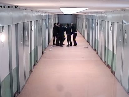 Imagen captada por las cámaras de la prisión de Teixeiro (A Coruña) del suceso ocurrido el 10 de octubre de 2018 por el que han sido procesados dos funcionarios y un recluso.