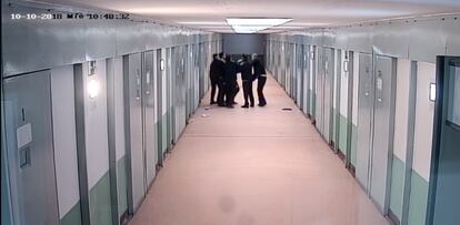 Imagen captada por las cámaras de la prisión de Teixeiro (A Coruña) del suceso ocurrido el 10 de octubre de 2018 por el que han sido procesados dos funcionarios y un recluso.