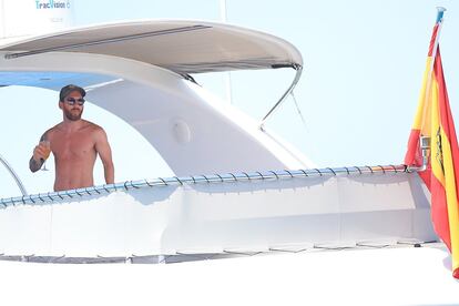 Messi, en la cubierta del barco, con una copa en la mano.