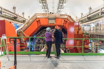 El artista Yunchul Kim con Despina Hatzifotiadou en el Experimento 'Alice' en el CERN