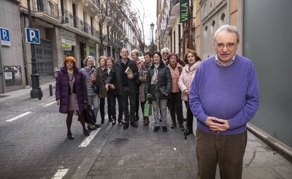 El escritor Manuel Longares, con un grupo de lectores, el pasado jueves en Madrid. Desde la izquierda, María Jesús, Mary Luz, Carmen, Inma, Juan Carlos, Guida, Ana, Margarita, Juan Dionisio, Cecilia y Mercedes.