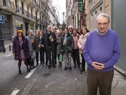 El escritor Manuel Longares, con un grupo de lectores, el pasado jueves en Madrid. Desde la izquierda, María Jesús, Mary Luz, Carmen, Inma, Juan Carlos, Guida, Ana, Margarita, Juan Dionisio, Cecilia y Mercedes.