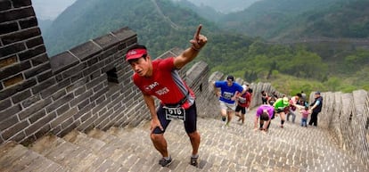 Un participante de la marat&oacute;n de Huangyaguan llegando a lo alto de la Gran Muralla china.