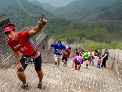 Un participante de la marat&oacute;n de Huangyaguan llegando a lo alto de la Gran Muralla china.