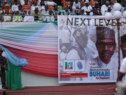 Un soldado hace guardia durante una campaña para la candidatura a la reelección del presidente Muhammadu Buhari, en Uyo (Nigeria).