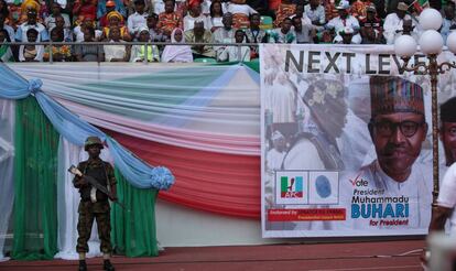 Un soldado hace guardia durante una campaña para la candidatura a la reelección del presidente Muhammadu Buhari, en Uyo (Nigeria).