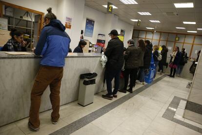 Durante estos últimos días, muchos votantes se han encontrado con largas colas en las oficinas de Correos. En la foto, la gente emite su voto en la oficina de Palos de la Frontera, en Madrid.