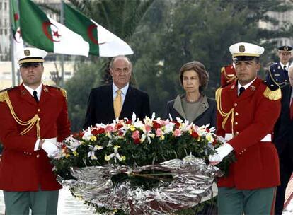 Los Reyes de España, que se encuentran en Argelia para una visita de Estado de tres días, han realizado una ofrenda floral en el Monumento por los Mártires de la Independencia argelina.