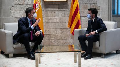 Pedro Sánchez, presidente del Gobierno, y Pere Aragonès, presidente de la Generalitat, en un momento de la reunión en el Palau.