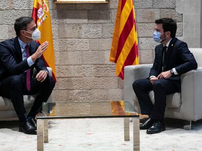 Pedro Sánchez, presidente del Gobierno, y Pere Aragonès, presidente de la Generalitat, en un momento de la reunión en el Palau.