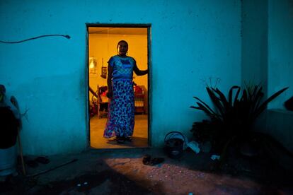 Fernanda, na porta de sua casa, onde mora com a mãe idosa. Trabalha como doméstica na residência de uma família que mantém comércio em Juchitán. Cuida da limpeza e, principalmente, da comida.