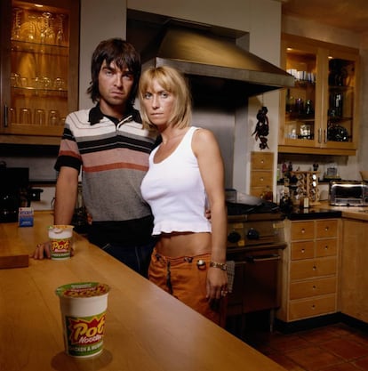 El músico Noel Gallaghery su entonces esposa, Meg Mathews, en su casa de Londres, a finales de los años noventa.