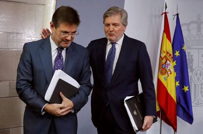 Iñígo Méndez de Vigo, acompañado por Rafael Catalá, tras la rueda de prensa posterior al Consejo de Ministros.