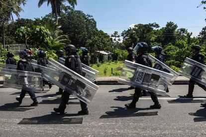 Un grupo de oficiales de la policía federal de México se despliega en la carretera que une Ciudad Hidalgo y Tapachula, en el estado de Chiapas, al paso de la caravana de migrantes hondureños hacia Estados Unidos.