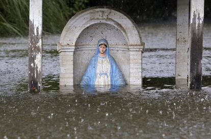 Una estatua de la Vírgen María parcialmente sumergida en el agua, en Sorrento, Luisiana (EE.UU).