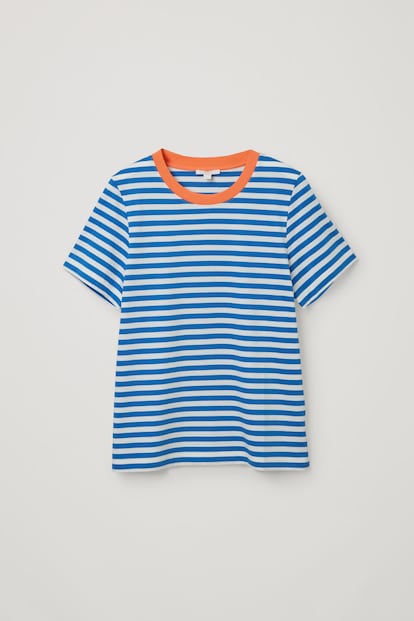 Si buscas una dosis extra de energía esta primavera, hazte entonces con esta camiseta de rayas de COS, como las de siempre pero en un azul añil intenso y con el cuello rematado en color naranja para más contraste. 17€.