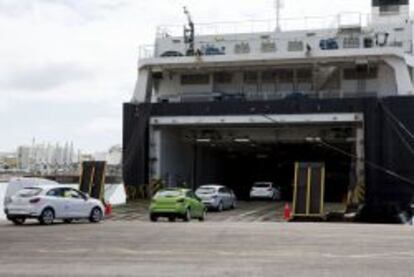 Embarque de vehículos Seat en el puerto de Barcelona.