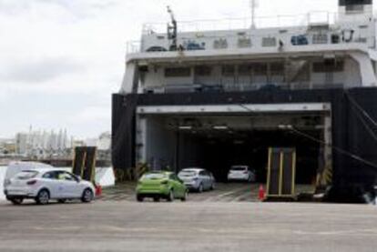 Embarque de veh&iacute;culos Seat en el puerto de Barcelona.