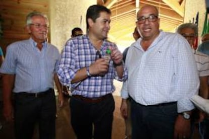 El presidente del Consejo Empresarial de América Latina (Ceal) para Honduras, Camilo Atala (d), el presidente hondureño, Juan Orlando Hernández (c), y el exmandatario de Honduras Ricardo Maduro fueron registrados este jueves en la ciudad puerto de Tela (Honduras).