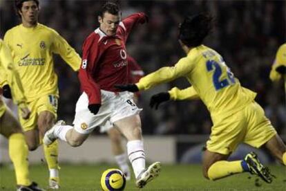 Rooney intenta disparar ante la oposición de Peña.