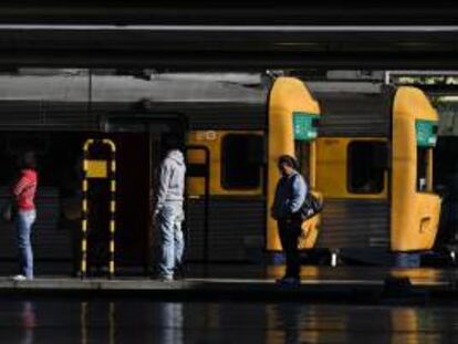 Varias personas esperan el tren en la estación de Cais do Sodre en Lisboa (Portugal). EFE/Archivo