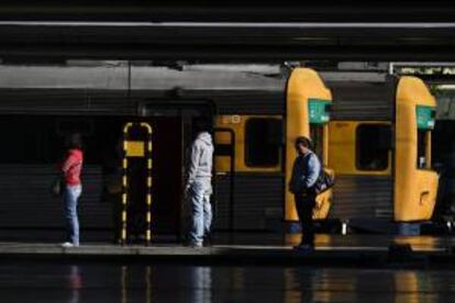 Varias personas esperan el tren en la estación de Cais do Sodre en Lisboa (Portugal). EFE/Archivo