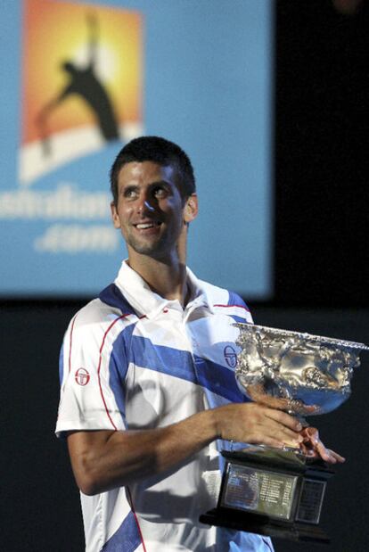 Novak Djokovic, con la copa de campeón.