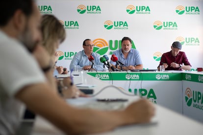 Los miembros de la Mesa Social del Agua andaluza, Eduardo López (izq.), de COAG, Roque García, de UPA, y Luis Berraquero, de Greenpeace, este lunes.