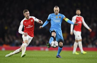 Andrés Iniesta (d) durante una jugada frente a Aaron Ramsey.