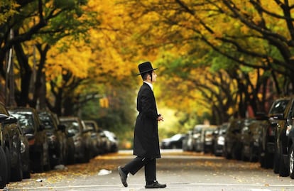 Un judío ultraortodoxo caminando por una calle de Williamsburg, en Brooklyn (Nueva York).