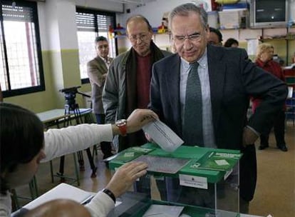 El presidente de la Comision Constitucional del Congreso los Diputados, Alfonso Guerra, vota en un colegio de Sevilla.