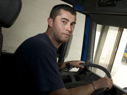 Patricio Losada al volante de su camión.