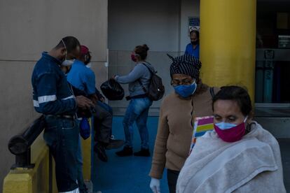 Familiares de personas infectadas con covid-19 acuden a recibir noticias en las puertas del Hospital General Nº 1 de Tijuana. Este nosocomio concentra la mayor cantidad de casos del Estado de Baja California.